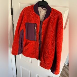 Free People warm and cozy teddy bear coat. Gold zipper accents. Size: Small